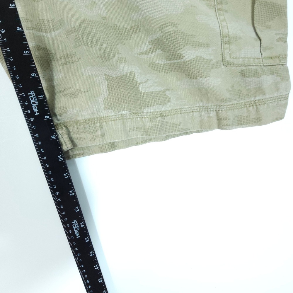 IZOD Cargo Shorts Mens 42 Tan Digital Camo Streetwear Skate Y2K Cotton Twill - Picture 7 of 8